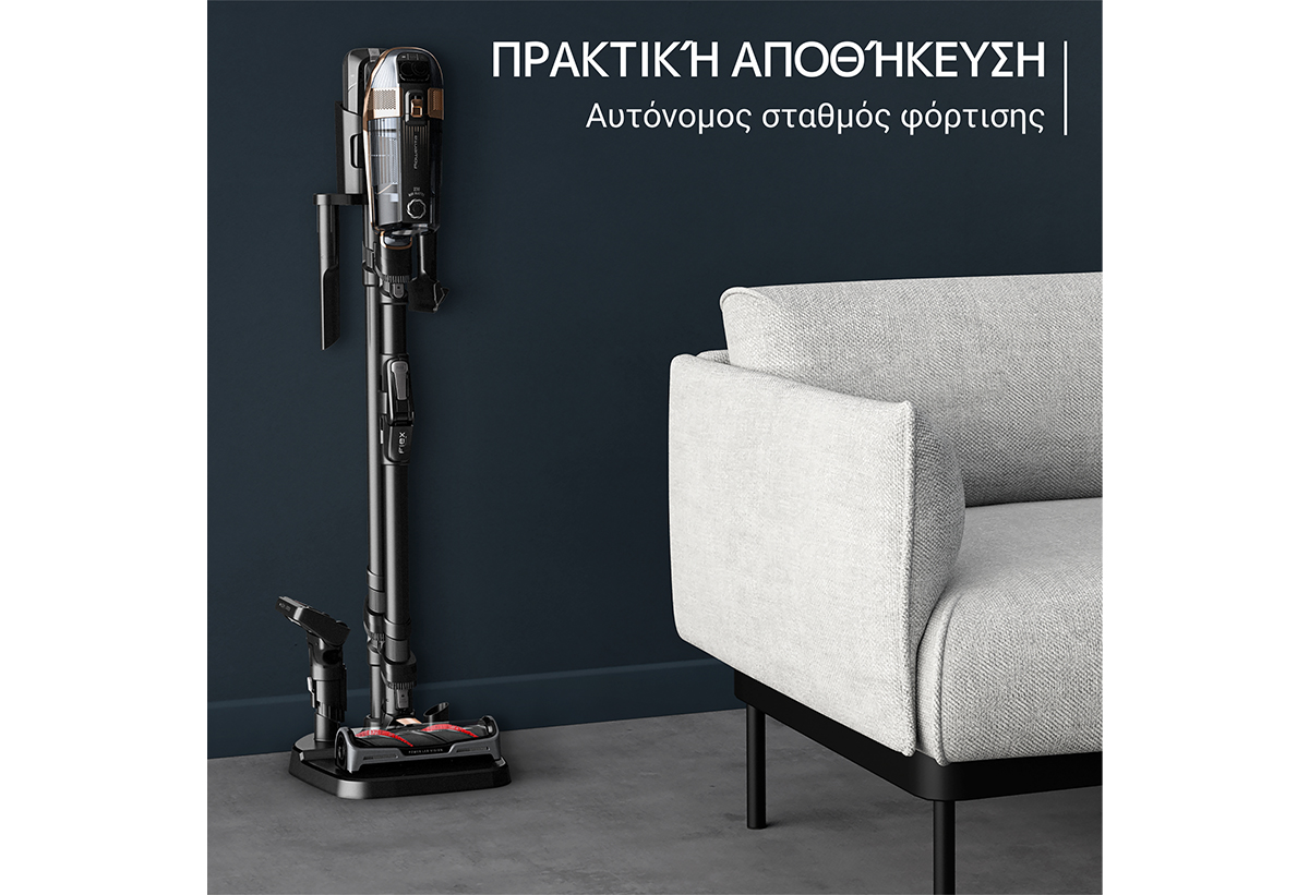 Απεικονίζεται η σκούπα πάνω στον σταθμό φόρτισης σε δωμάτιο.